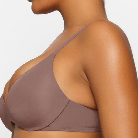 SKIMS Wireless Form Push-Up Plunge Bra - Picture 5 of 14